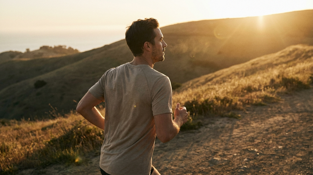 Coureur respirant par le nez pendant l'effort au lever du soleil